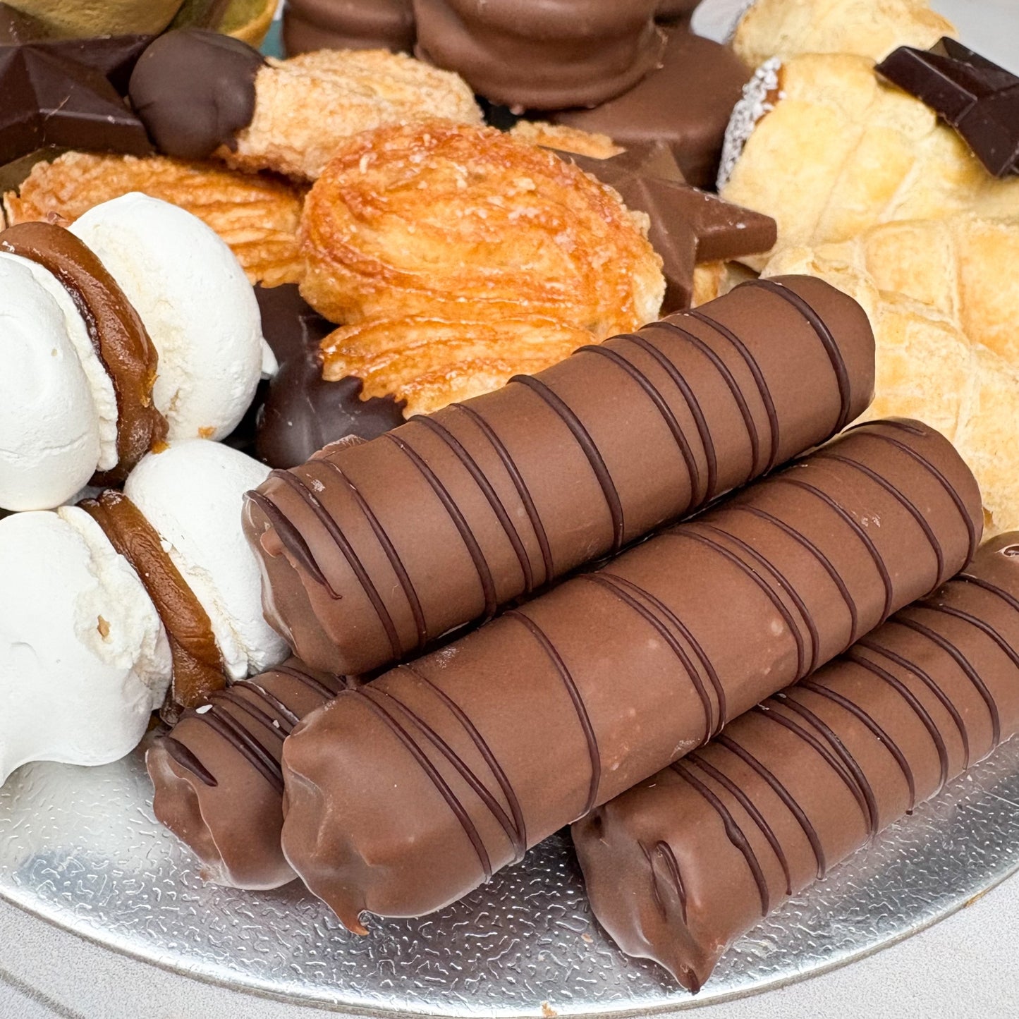 Bandeja Dieciochera de Mini Dulces Chilenos y Chocolates