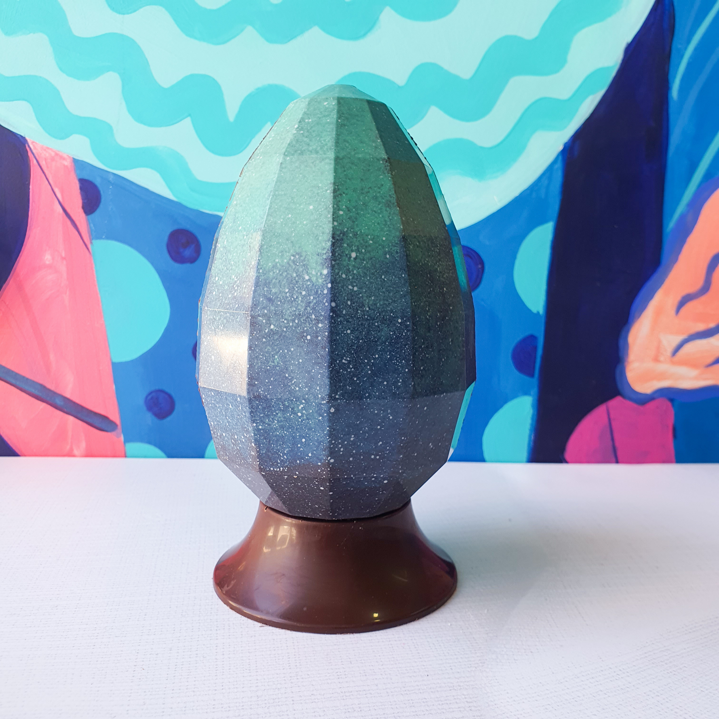 Huevo de Pascua Gigante Pintado a Mano | Chocolate Belga Semiamargo