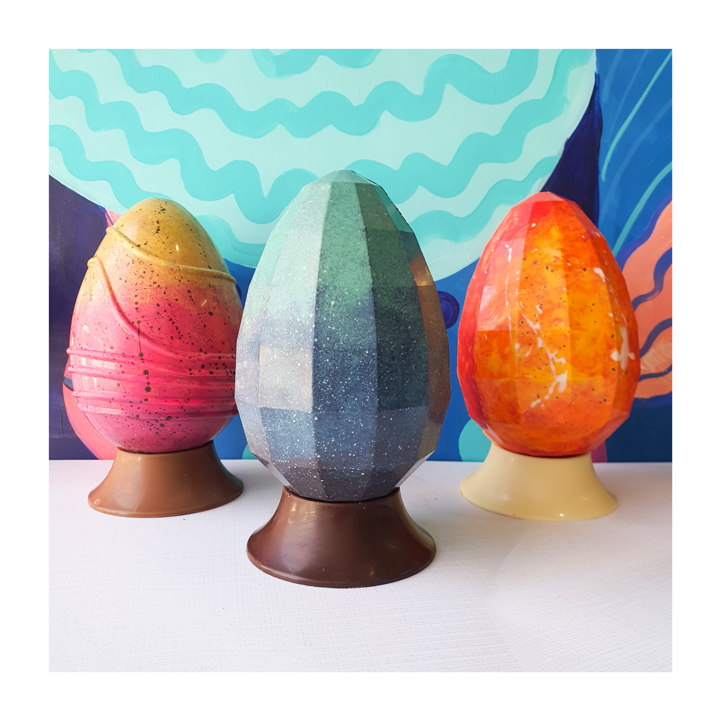 Huevo de Pascua Gigante Pintado a Mano | Chocolate Belga de Leche