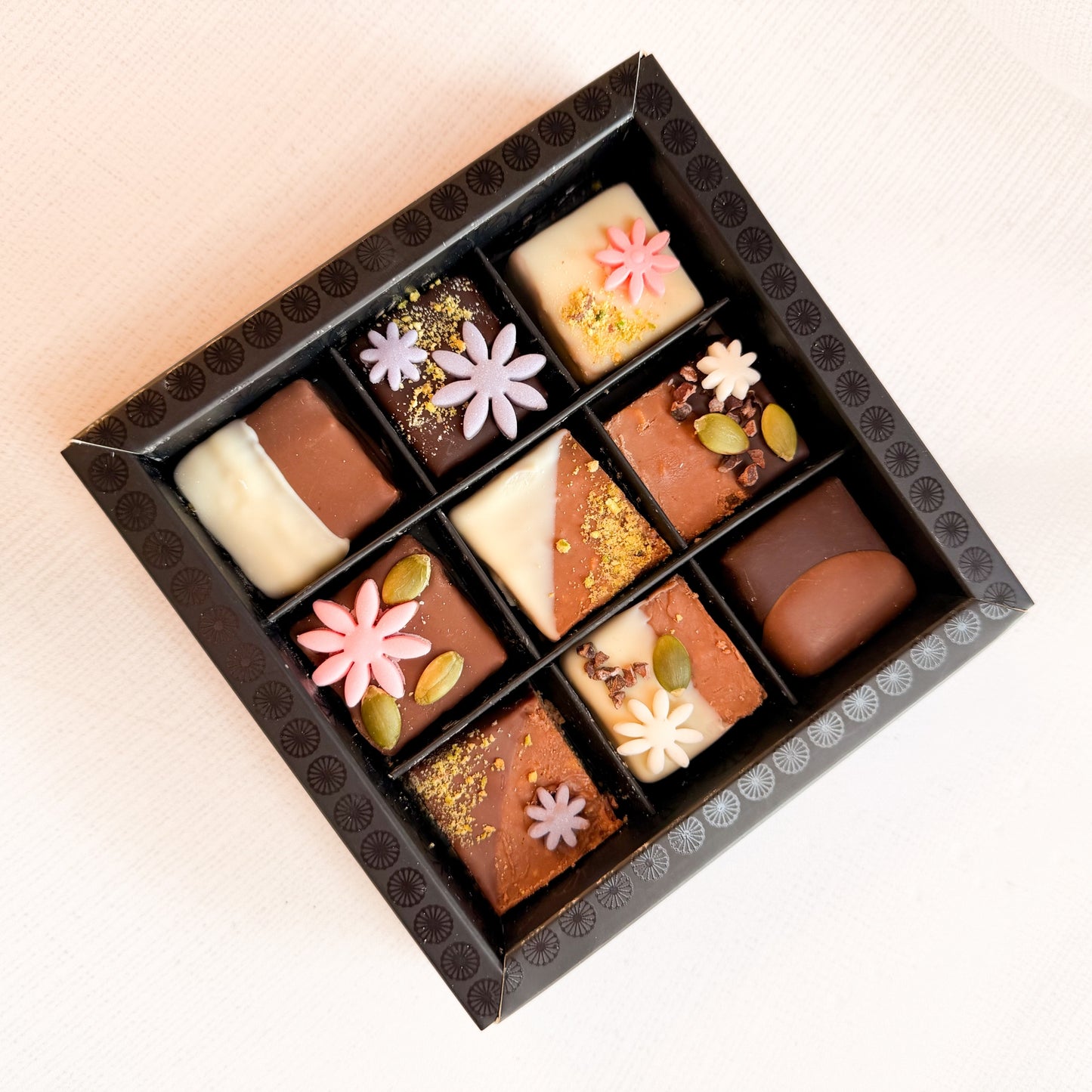 Amor que Florece – Caja de Bombones Premium