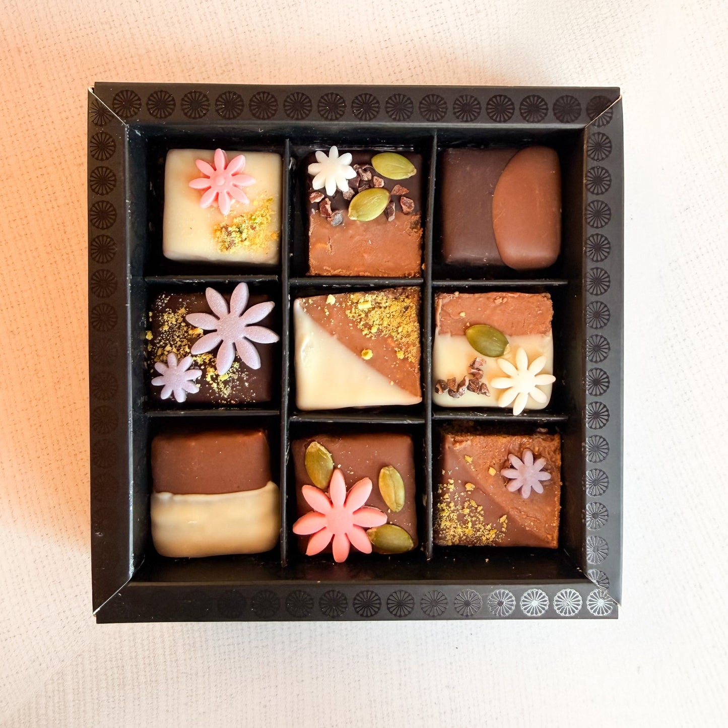 Amor que Florece – Caja de Bombones Premium