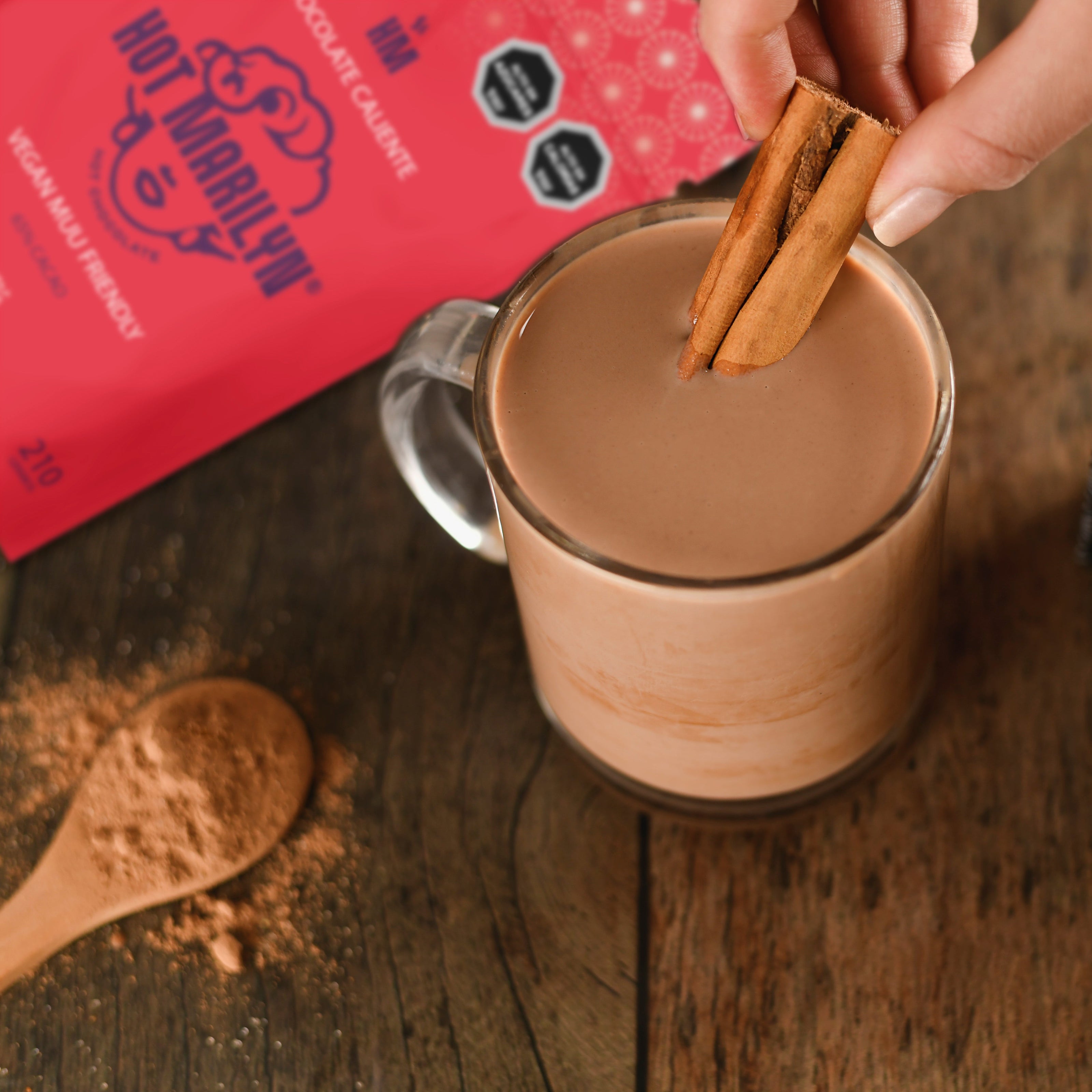 Chocolate caliente vegano Hot Marilyn preparado con leche vegetal